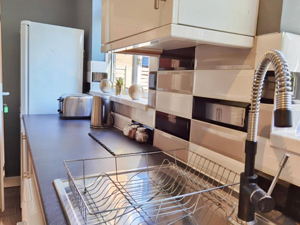 Perry Road, Beautiful Large House Available For Guests And Contractors Parking Wifi Villa นอตติงแฮม ภายนอก รูปภาพ